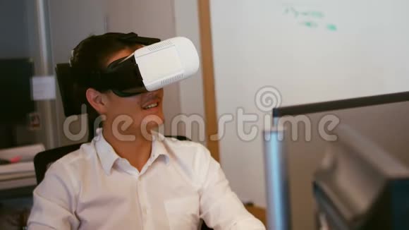 办公期间使用虚拟现实耳机的平面设计师视频的预览图