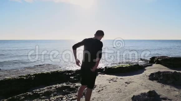 年轻人在沙滩上做体操慢动作视频的预览图