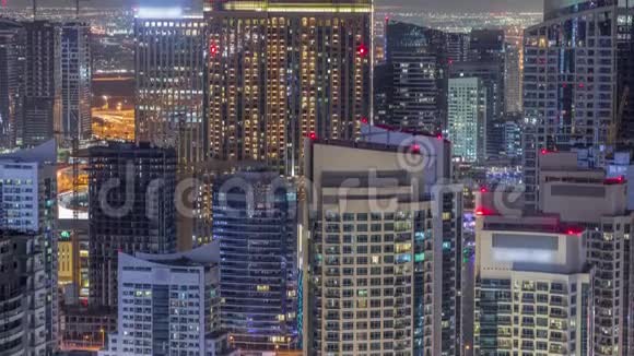 迪拜码头摩天大楼和朱美拉湖塔从最高空中夜晚时间在阿拉伯联合酋长国视频的预览图