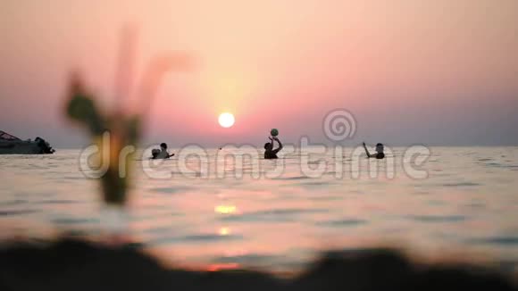 日落时人们在海边和鸡尾酒视频的预览图