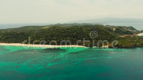 热带海滩和蓝色泻湖视频的预览图