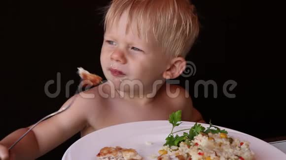 一个小男孩在咖啡馆里吃食物特写视频的预览图