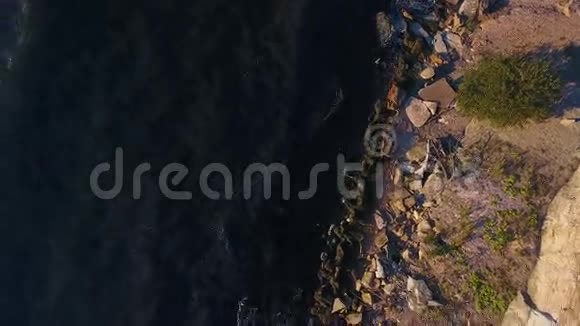爱沙尼亚悬崖和波罗的海的鸟瞰图视频的预览图