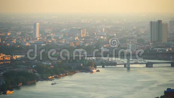 泰国曼谷市日落时潮法拉河的船视频的预览图