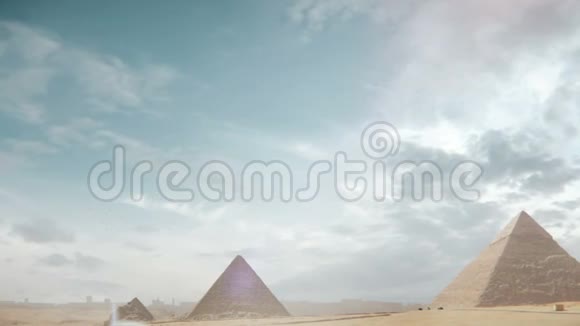 乘坐飞机离开吉萨埃及金字塔视频的预览图