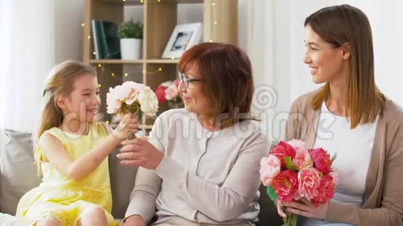 家人在家用鲜花问候祖母视频的预览图