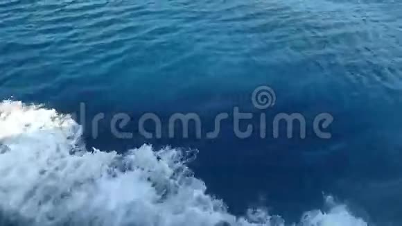 蓝色海水带船迹视频的预览图