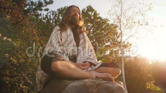 瑜伽坐在冥想中视频的预览图