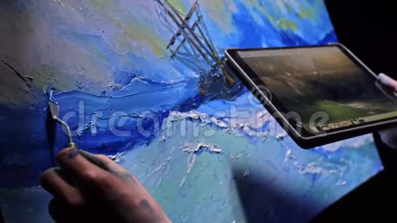 艺术家复制主义绘画海景与船在海洋工匠装饰师在蓝色的海面上画着船帆视频的预览图