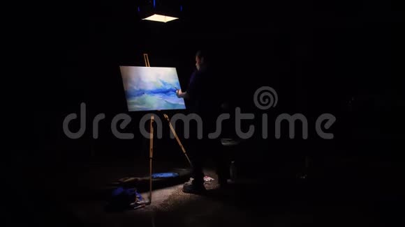 艺术家复制主义绘画海景与船在海洋工匠装饰师在蔚蓝的海面上画着船帆黑色背景视频的预览图