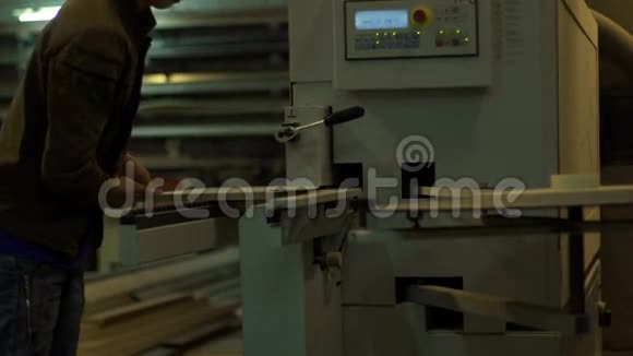 家具厂生产和加工锯木元素视频的预览图