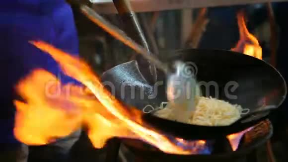 泰国曼谷街头美食烹饪视频的预览图