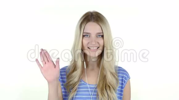 网上视频聊天的女人白色背景视频的预览图