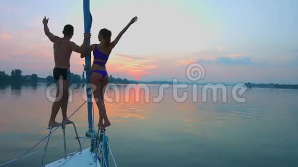 恋爱中的情侣在游艇上放松视频的预览图