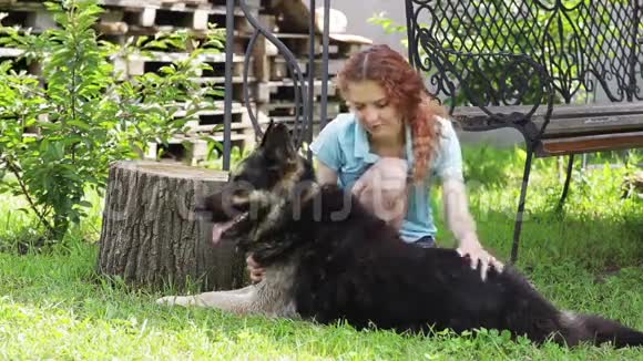 女人她的美丽的狗在户外休息视频的预览图