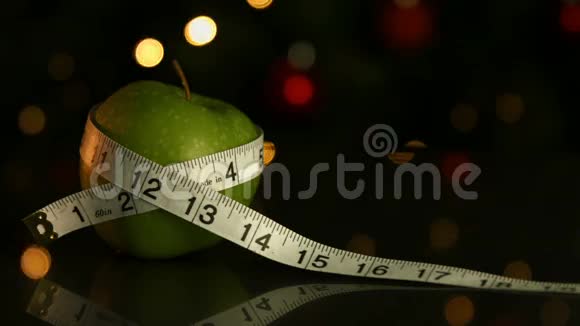 苹果裹着测量胶带视频的预览图