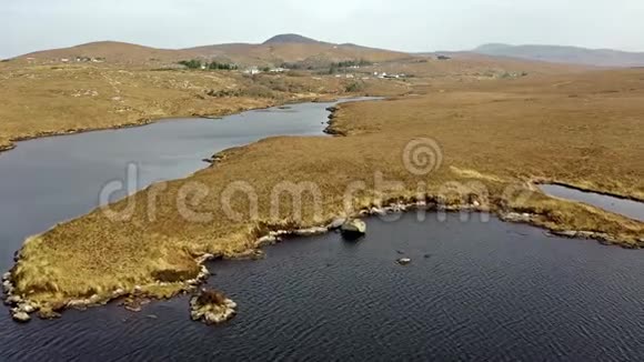 爱尔兰多尼加尔郡的LochMhinLeicnaLeabharMeenlecknaloreLough靠近Dungloe视频的预览图