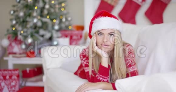 客厅里戴着圣诞帽的漂亮女孩视频的预览图