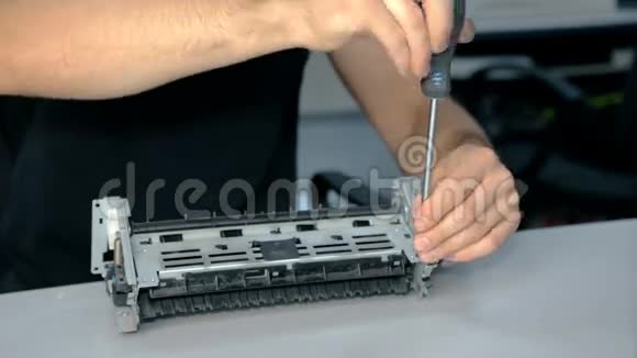 工人修理电子物品视频的预览图