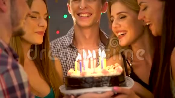 快乐的朋友生日聚会和蜡烛庆祝蛋糕视频的预览图