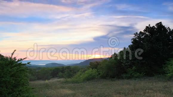 时间流逝的夕阳在山上乌克兰克里米亚楚富特卡莱视频的预览图