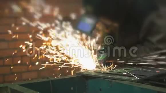 做钢制隔板的锁匠之手视频的预览图