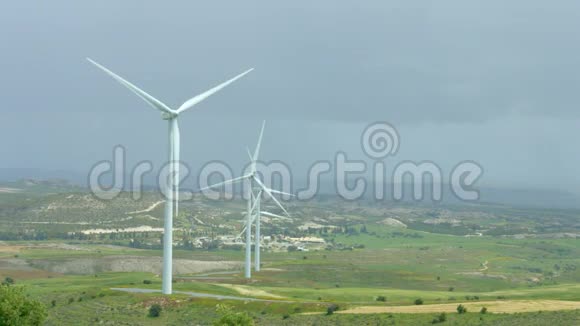 拥有青山和旋转风力涡轮机的美丽景观绿色能源视频的预览图