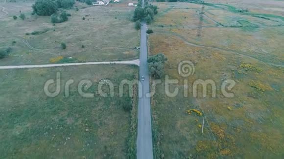 绿地之间的道路鸟瞰图视频的预览图