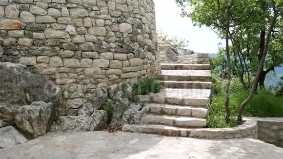 在黑山的石阶在公园米洛克斯维蒂斯特凡视频的预览图