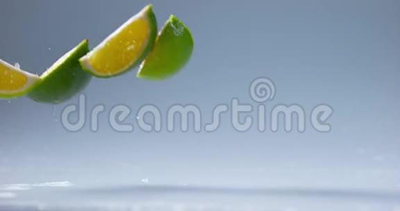 青柠檬柑橘枳壳落在水上的水果视频的预览图
