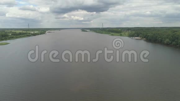 伏尔加河上的驳船视频的预览图