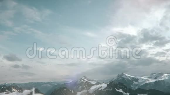 飞机从高山山脉起飞视频的预览图