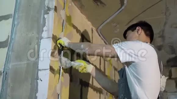 抹灰砂浆机自动石膏修理或翻新房屋或公寓建筑工人视频的预览图