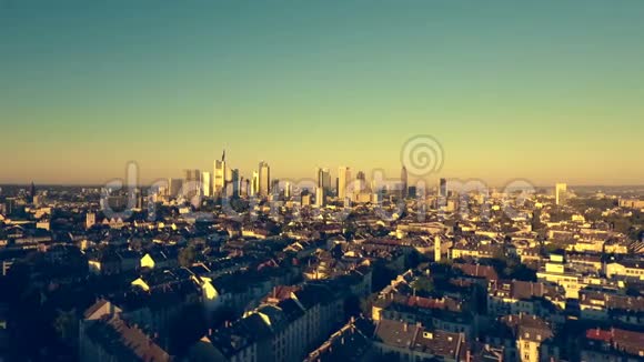德国法兰克福黎明时的城市景观和天际线视频的预览图