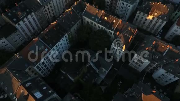 德国法兰克福黎明时的城市景观和天际线视频的预览图