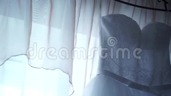 白色婚纱在肩膀上仪式前婚纱的贴身美丽的婚礼五颜六色的花束视频的预览图