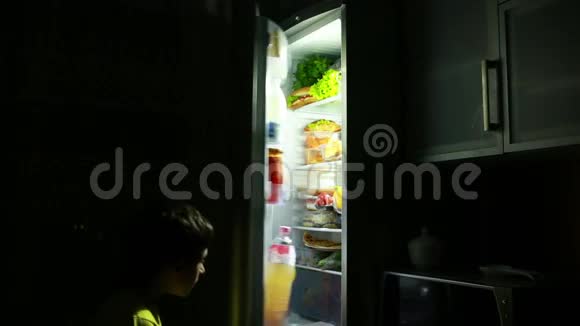 孩子半夜在冰箱前吃零食视频的预览图