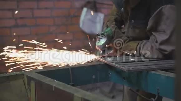 做钢制隔板的锁匠之手视频的预览图