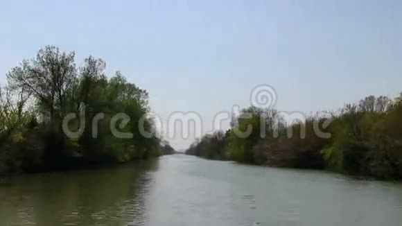 船只在天然运河上航行视频的预览图