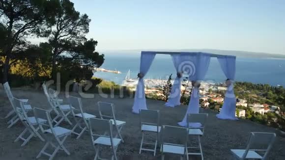 在斯普利特的望风台上在克罗山上举行婚礼视频的预览图