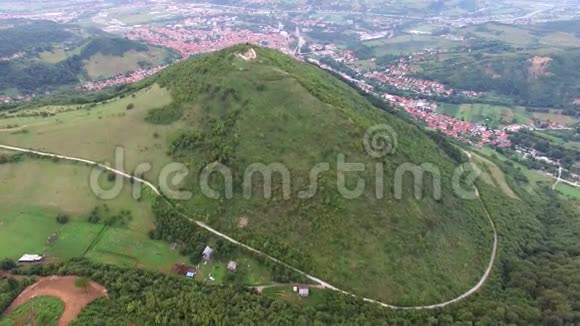 从空中俯瞰波斯尼亚金字塔视频的预览图