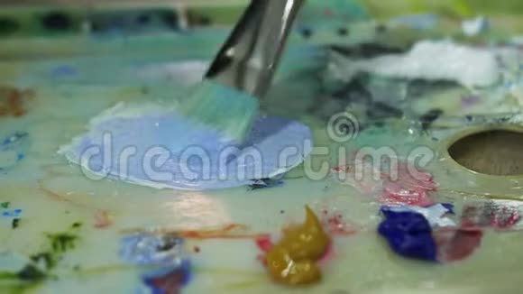 艺术家复制主义绘画海景与船在海洋工匠装饰师用丙烯酸油画在蓝色的海面上视频的预览图