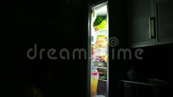 孩子半夜在冰箱前吃零食视频的预览图