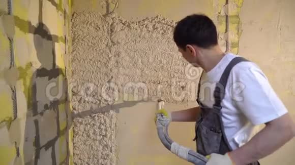 抹灰砂浆机自动石膏修理或翻新房屋或公寓建筑工人视频的预览图