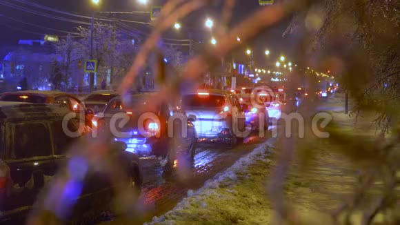 4由于天冷雨汽车陷于交通堵塞视频的预览图