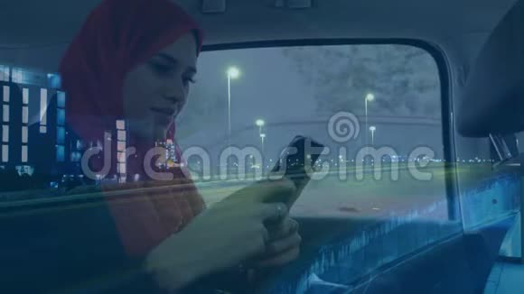 使用智能手机和交通的女人视频的预览图