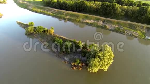 带有岛屿的河流的空中视频视频的预览图