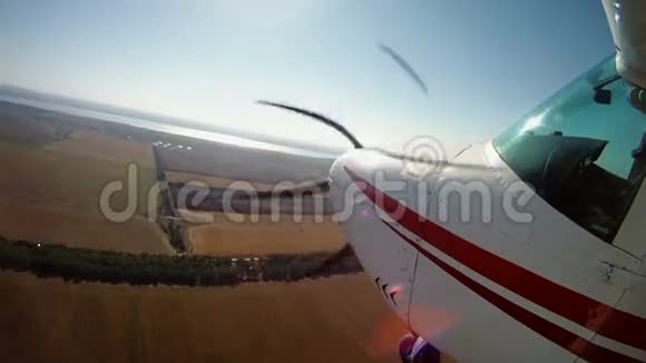 乘坐私人飞机旅行从飞机机翼上看视频的预览图