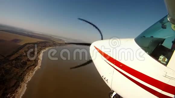 乘坐私人飞机旅行从飞机机翼上看视频的预览图