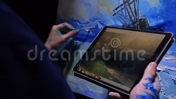 艺术家复制主义绘画海景与船在海洋工匠装饰师在蓝色的海面上画着船帆视频的预览图